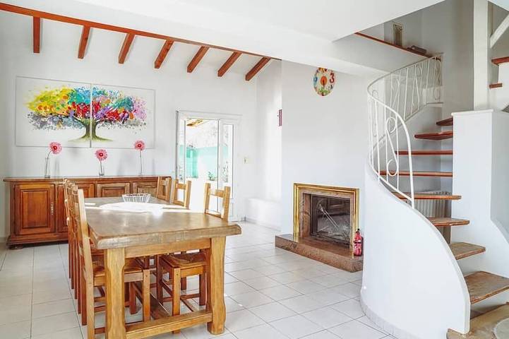 Gîte pour 12 personnes, avec Terrasse ainsi que Jardin et Piscine à Vallon-Pont-d'Arc