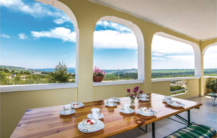 Ganze Ferienwohnung, Reizendes Apartment mit Meerblick, Terrasse, WLAN und Parkplatz in der Nähe von Posedarje in Novigradsko More, Zadar