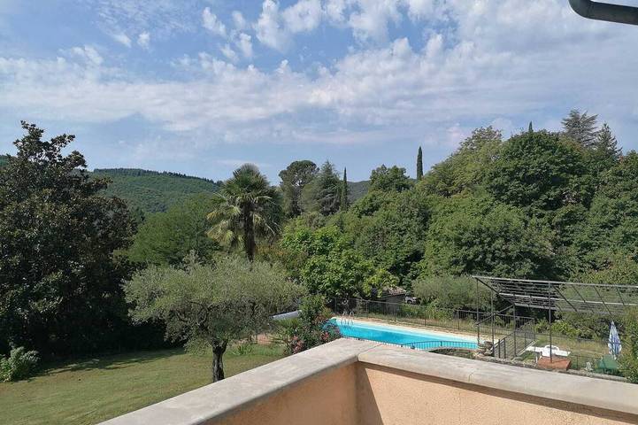 Appartement de vacances pour 6 personnes, avec piscine ainsi que terrasse et jardin