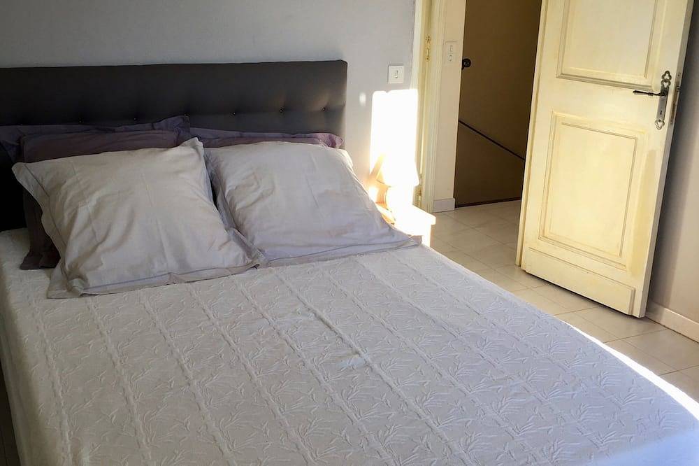 Casa de estilo provenzal, cerca del centro de la ciudad con aire acondicionado. in L'Isle-sur-la-Sorgue, Vaucluse