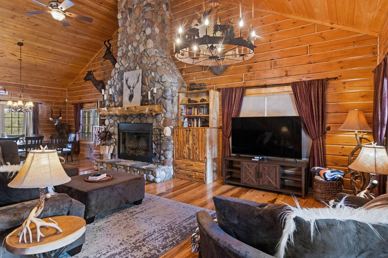 Ganze Wohnung, New!  Weatherwood - Gorgeous Luxury Log Cabin! in Manistee County