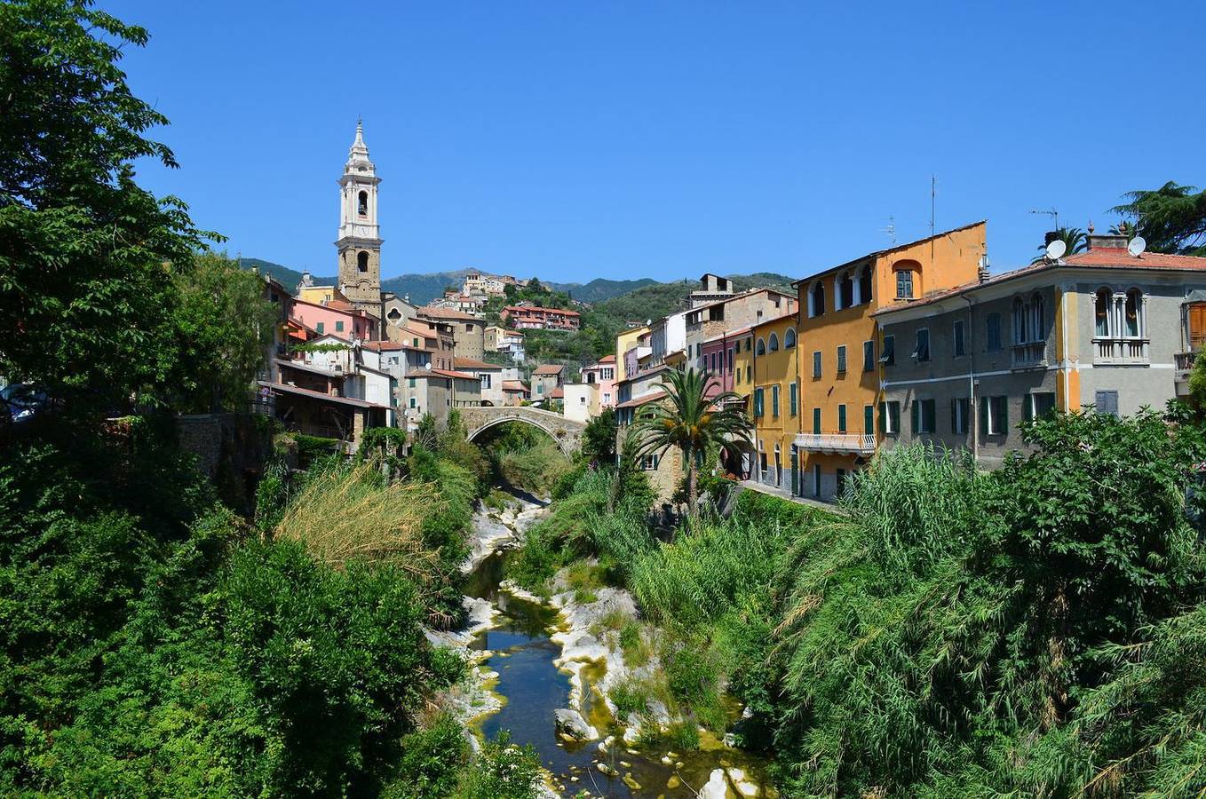 Ganze Wohnung, Helle Altbau-Mansardenwohnung mit romantischer Dachterrasse und Garten in Dolcedo, Dolcedo Gemeinde