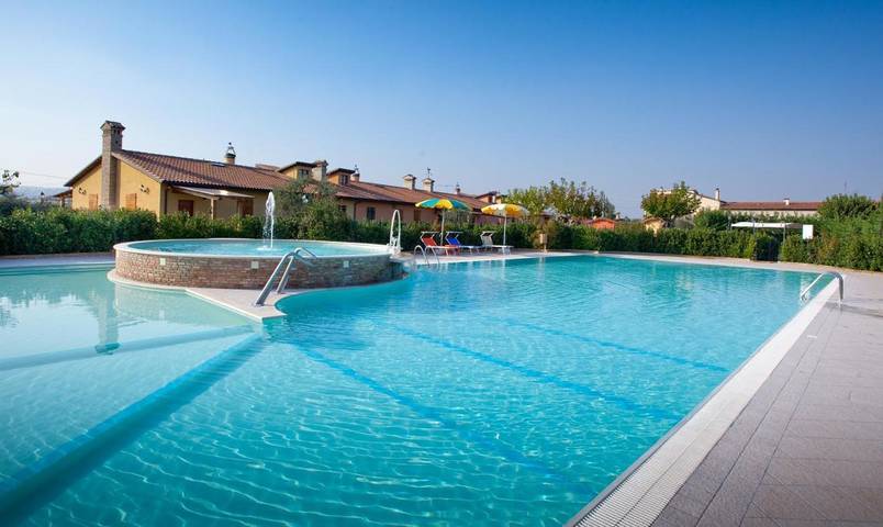 Ferienwohnung für 4 Personen, mit Garten und Kinderpool sowie Pool und Ausblick