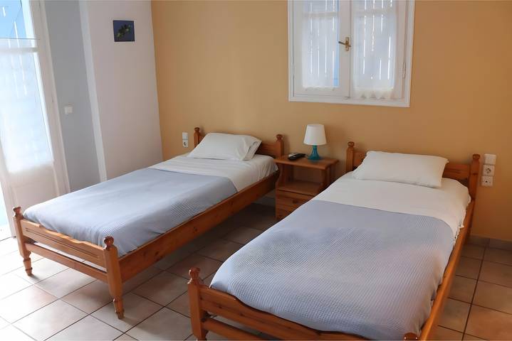 Vacation rental for 2 people, with balcony and yard in Lefkada