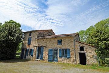 Gîte pour 15 personnes, avec piscine et jardin à Berneuil (Bellac)