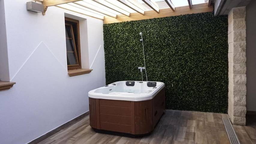 Ferienhaus für 4 Personen, mit Whirlpool und Terrasse sowie Garten und Ausblick