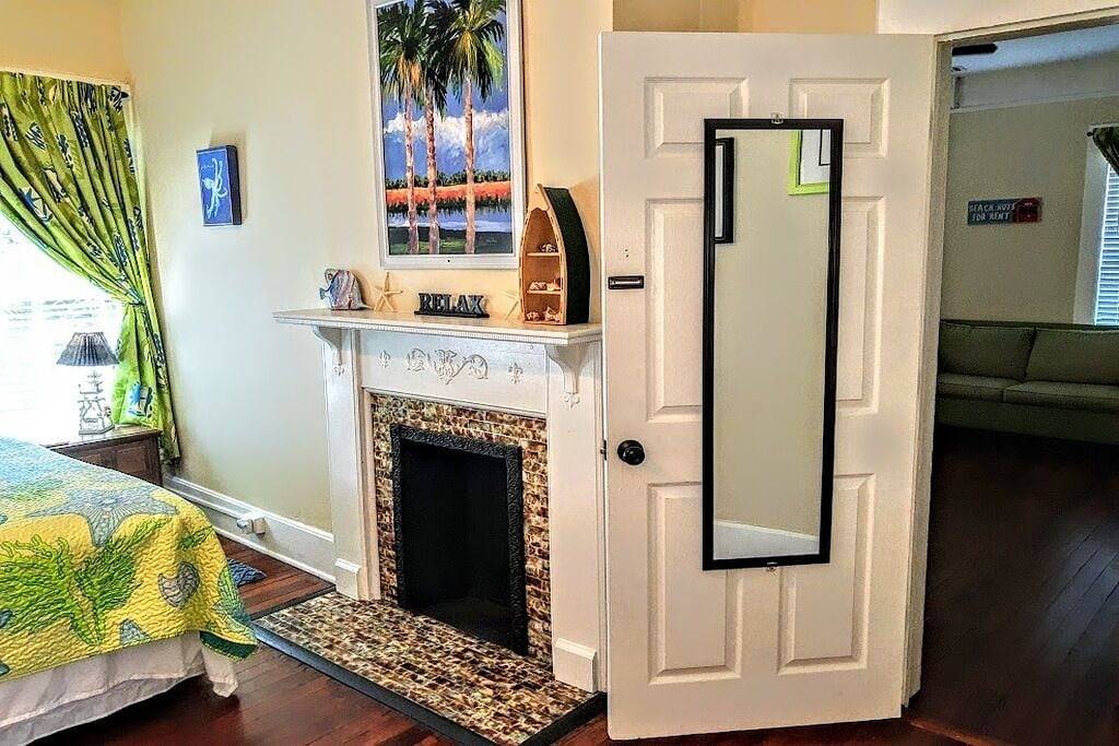 Ganze Wohnung, 2 br 1ba Apartment im Kolonialstilhaus (Triplex), Baujahr 1928 in Brunswick, Glynn County