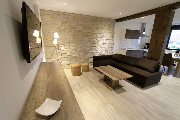 Gîte pour 6 personnes, avec Balcon et Jacuzzi ainsi que Terrasse et Jardin