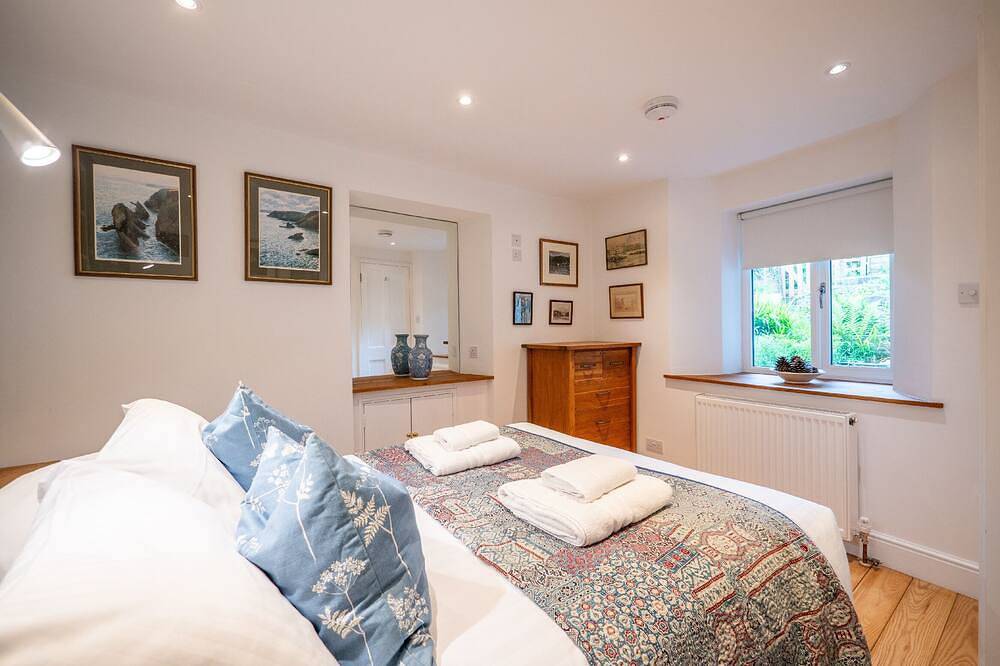 Stylish Reverse-Level Retreat for couples in Totnes, Devon