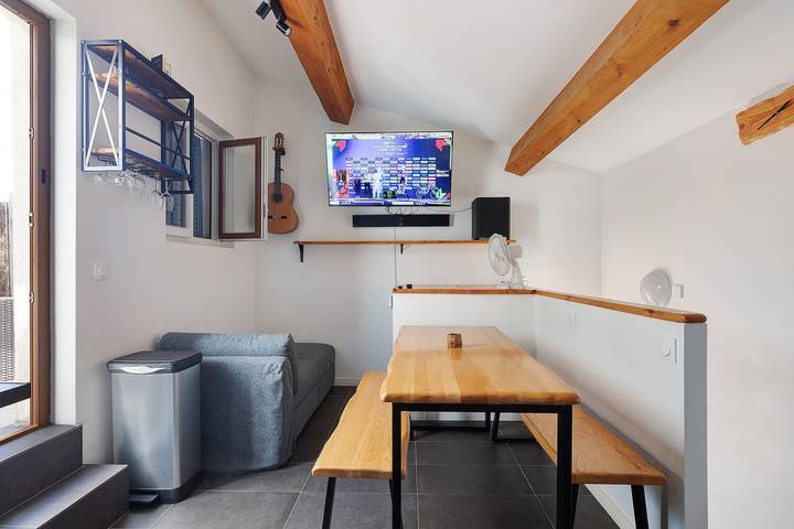 Entire apartment, Apartment 'Appartement Terrasse Sur Le Port' with Private Terrace, Balcony and Wi-Fi in La Seyne-sur-Mer, Mediterranean Coast (France)