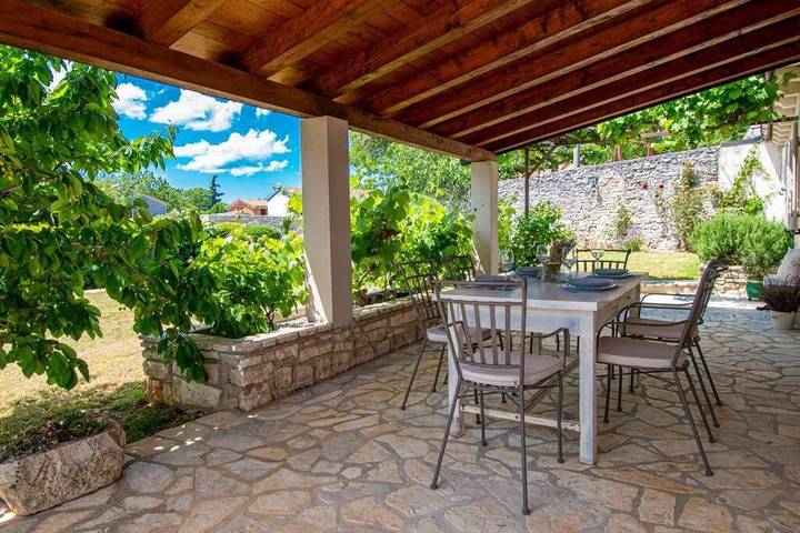 Location de vacances pour 6 personnes, avec piscine et jardin, animaux acceptés à Tinjan - 3