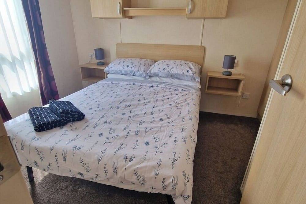 Charming 2-bedroom caravan situated on the beach in Barton on Sea, Hampshire