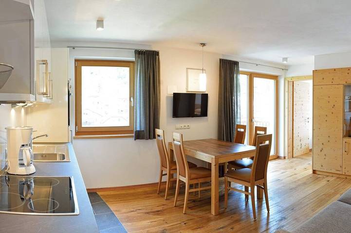 Ferienhaus für 6 Personen, mit Balkon und Garten sowie Pool, mit Haustier in den Dolomiten