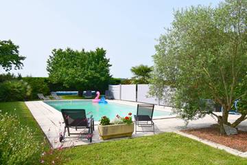 Gîte pour 6 personnes, avec piscine à Brax