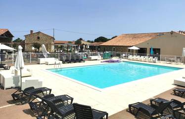 Gîte pour 4 personnes, avec vue ainsi que piscine et terrasse à Vouvant