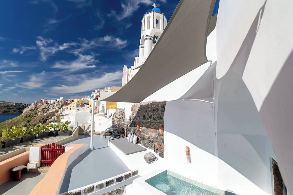 Deluxe Cave Villa with outdoor Hot Tub and Caldera View in Ormos Ammoudiou, Oia