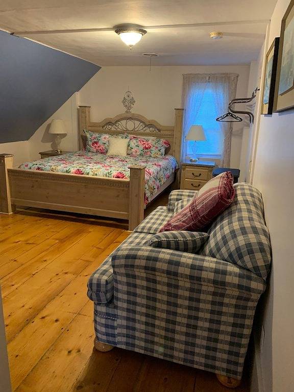 Private 5br-5ba - At the base of Mt. Sunapee - Closest to the mountain!! in Newbury (NH), Lake Sunapee