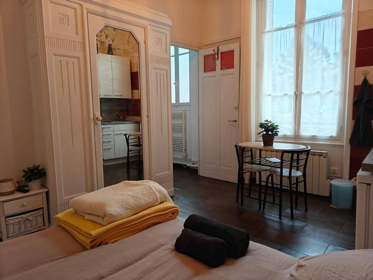Appartement entier, Studio tout équipé - 2 min des thermes - commerces & parking gratuit in Châtel-Guyon, Parc naturel régional des Volcans d'Auvergne
