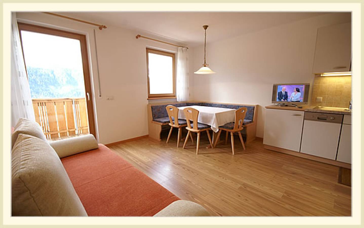 Ganze Wohnung, Apartment 'Rungghof 2' mit Bergblick, gemeinsamer Terrasse und Wlan in Wengen (Italien), Dolomiti Superski
