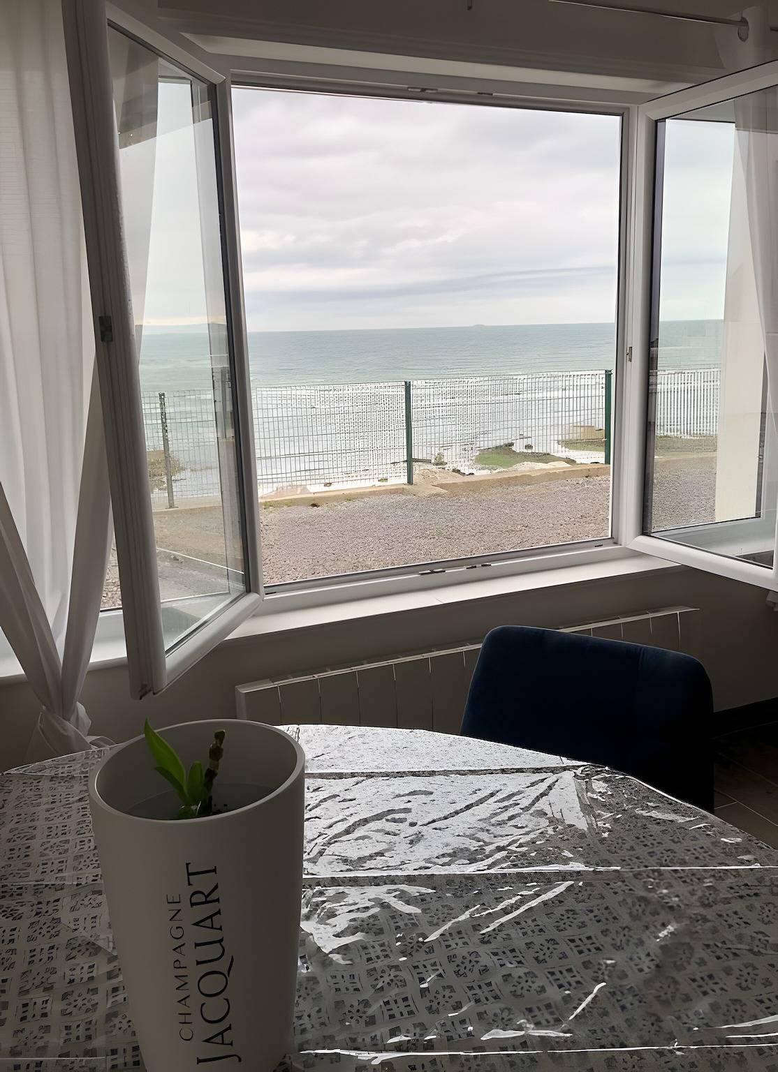 Holiday Home 'Logement Face Mer' with Sea View in Audinghen, Boulogne-sur-Mer region
