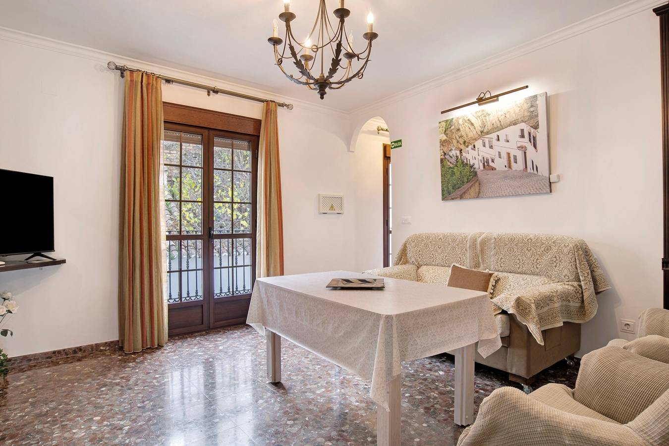 Maison de vacances 'El Aroma Del Dulce' avec vue sur les montagnes, Wi-Fi et climatisation in Setenil de las Bodegas, Pueblos Blancos