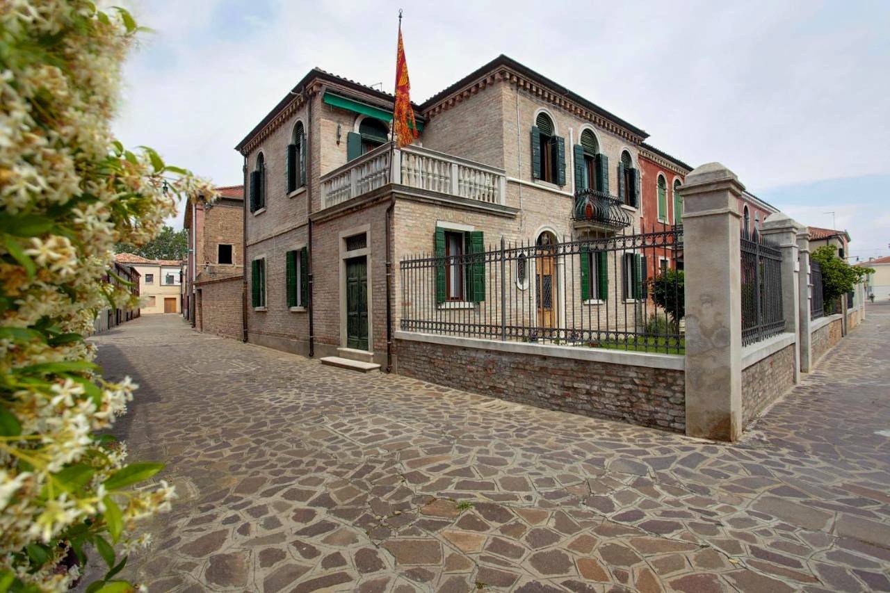 Cały apartament, Two-Bedroom Apartment with Terrace in Murano, Wenecja