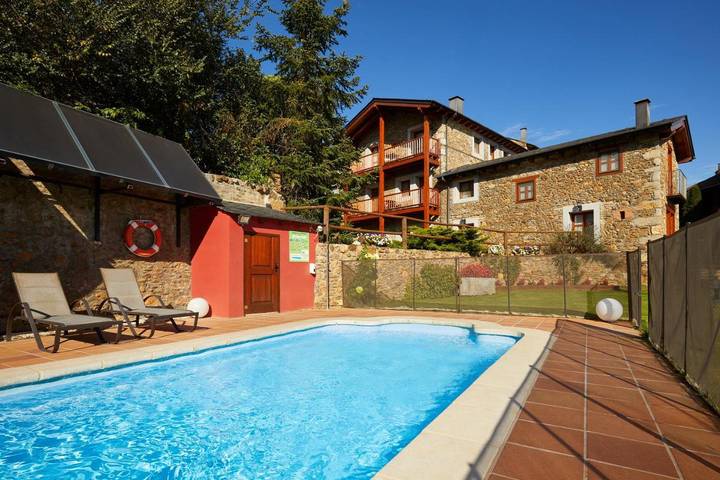 Casa rural con piscina para 4 personas, con Balcón y Terraza además de Jardín y Piscina en Cerdanya