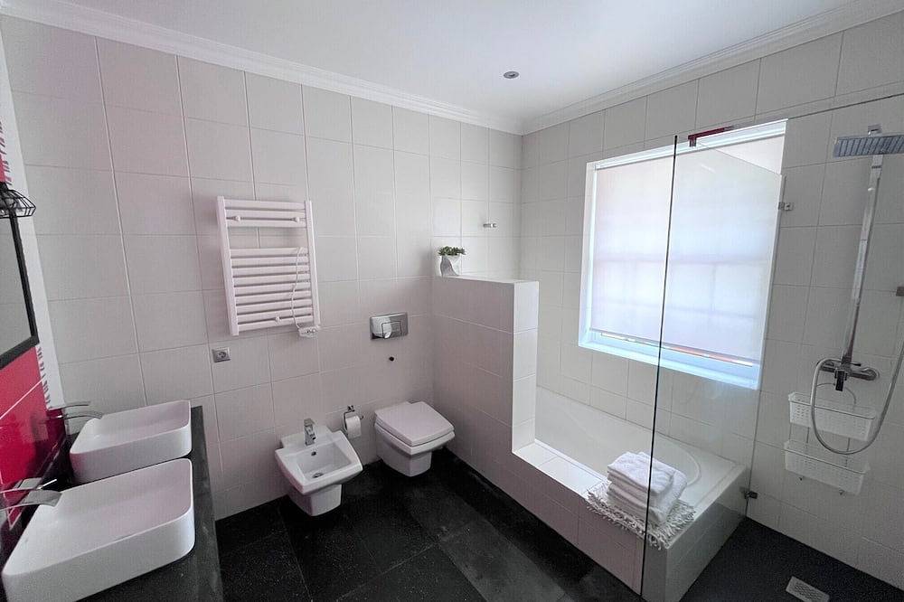 Villa à beira-mar no topo da falésia, com jardins e piscina privativa in Ilha do Pico