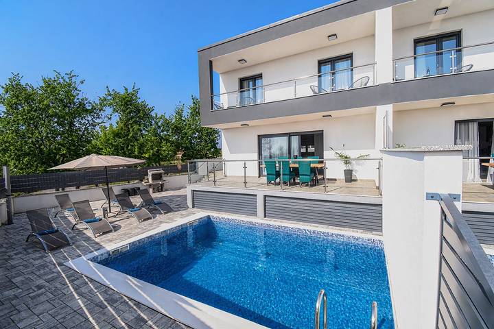 Ferienhaus für 6 Personen, mit Terrasse und Pool, mit Haustier