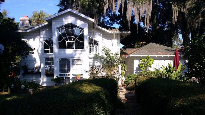 Vacation rental for 4 people, with terrace and hot tub as well as yard in Safety Harbor