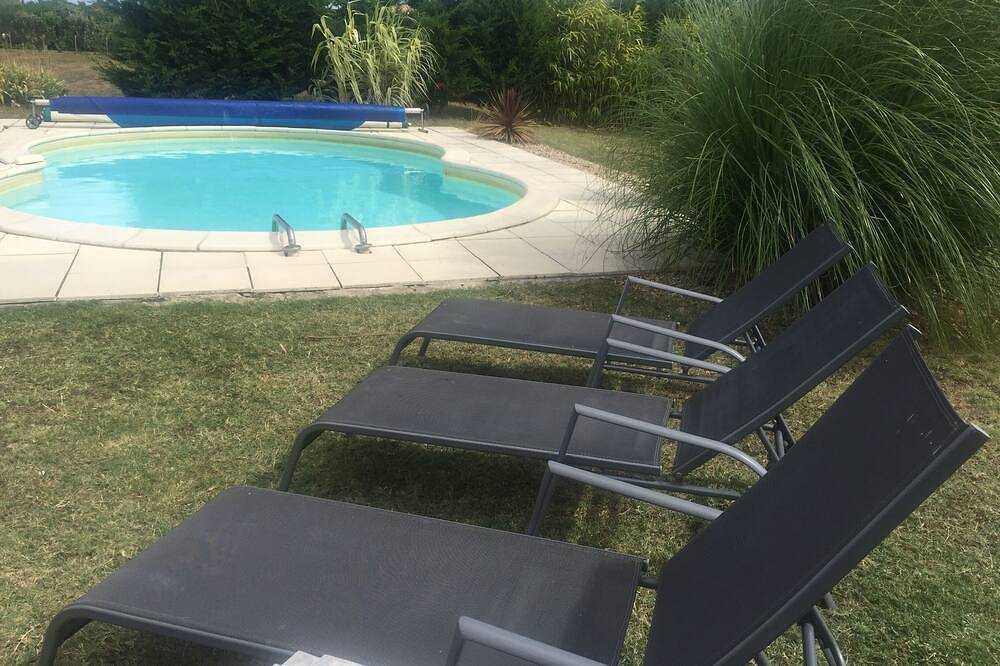 Cottage with Private Heated Pool, 15 Mins to Nearest Beach in Mortagne-sur-Gironde, Saintes region