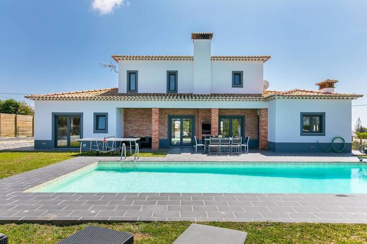 Casa de férias para 10 pessoas, com piscina e terraço e ainda jardim em Arrifana