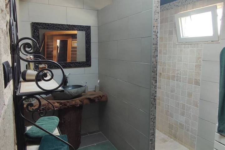 Renovated farmhouse between land and sea in Saint-Pol-de-Léon, Ceinture Dorée