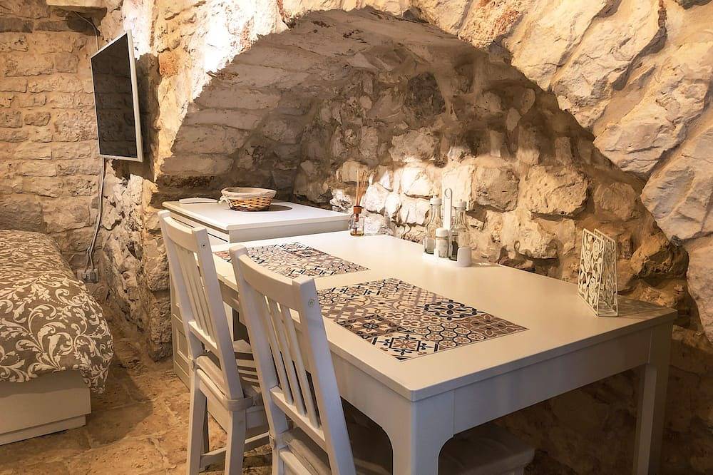 Appartamento intero, Originaria abitazione totalmente in pietra e finemente ristrutturata. Una perla. in Conversano, Provincia di Bari
