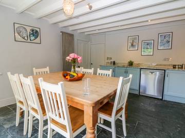 Log Cabin for 8 People in Cornwall, South West England, Photo 4