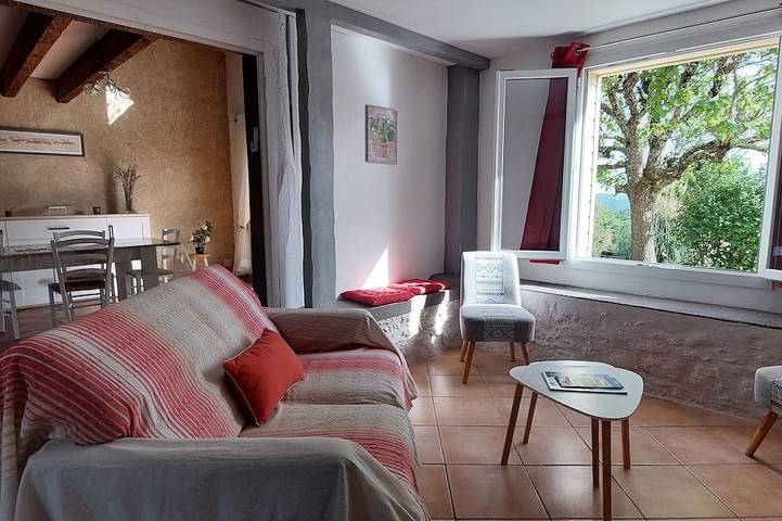 Gîte pour 5 personnes, avec piscine ainsi que terrasse et jardin