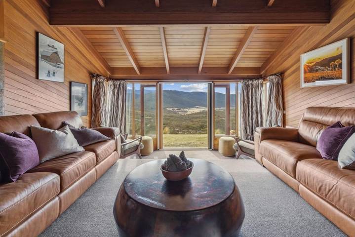 Holiday home for 18 people, with sauna and balcony in Perisher