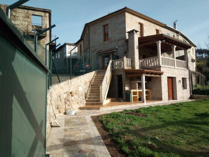 Location de vacances pour 5 personnes, avec vue et jardin à Leiro