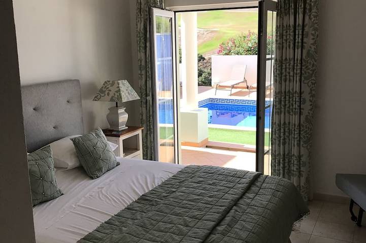 Schöne Villa mit herrlichem Blick auf den Golfplatz und den eigenen Pool in Budens, Faro Distrikt