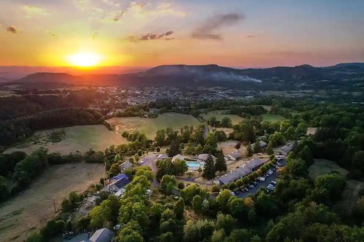 Parc de vacances pour 8 personnes, avec piscine et jardin en Auvergne - 2