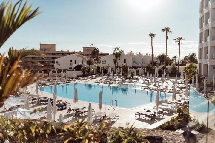 Hôtel pour 3 personnes, avec Terrasse ainsi que Jardin et Piscine