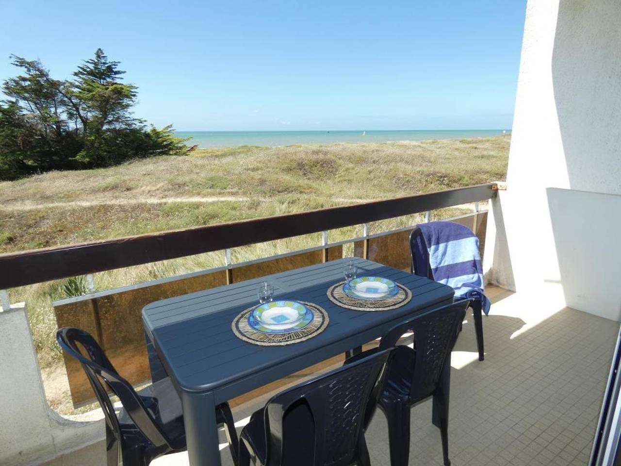 Appartement entier, Appartement rénové, 2 chambres, balcon, parking, face mer in Notre-Dame-de-Monts, Vendée