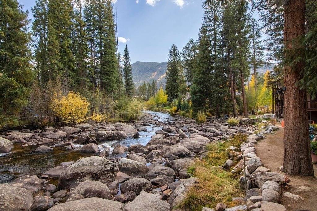 Ganze Wohnung, Riverfront condo #3 w/patio, 1block 2 town,King bed,Wifi,20 min ski Granby Ranch in Grand Lake, Grand County