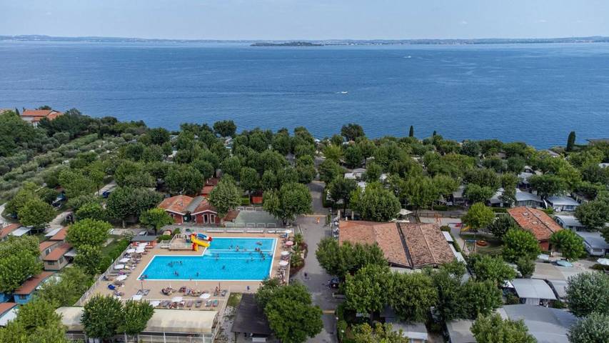 Camping per 4 persone, con Terrazza e Giardino nonché Piscina a Moniga del Garda