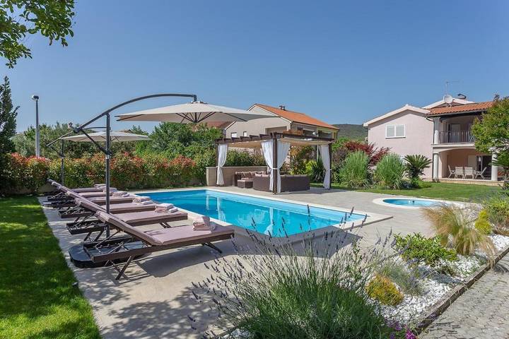 Villa pour 12 personnes, avec terrasse ainsi que vue et piscine à Tribunj