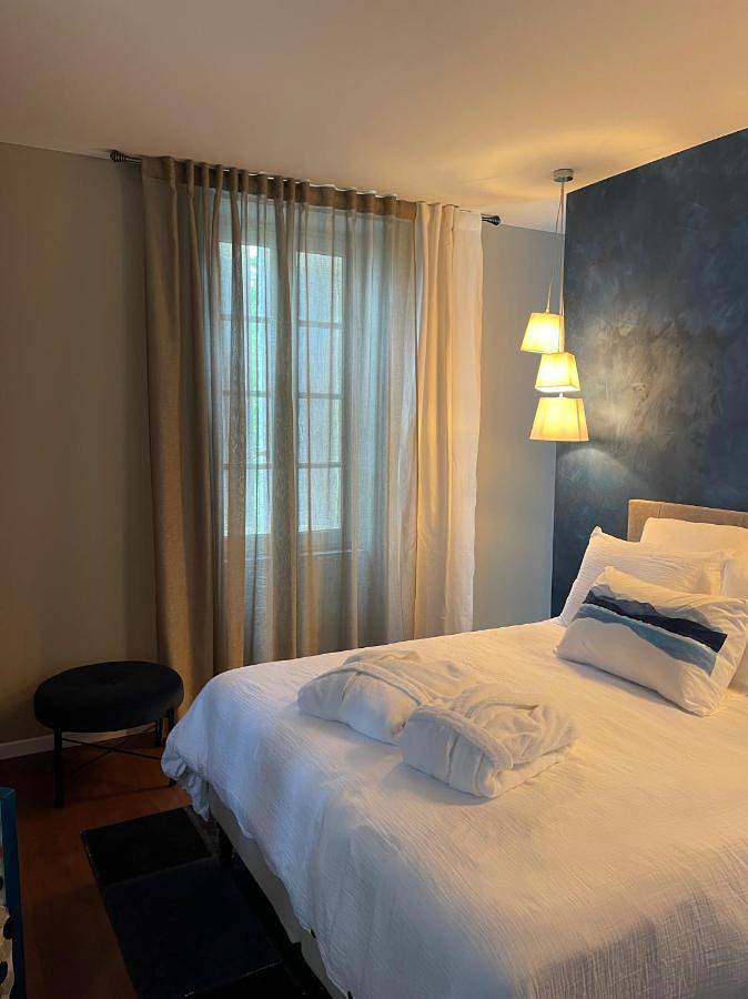 Ferienwohnung für 2 Personen, mit Whirlpool und Terrasse sowie Garten und Pool