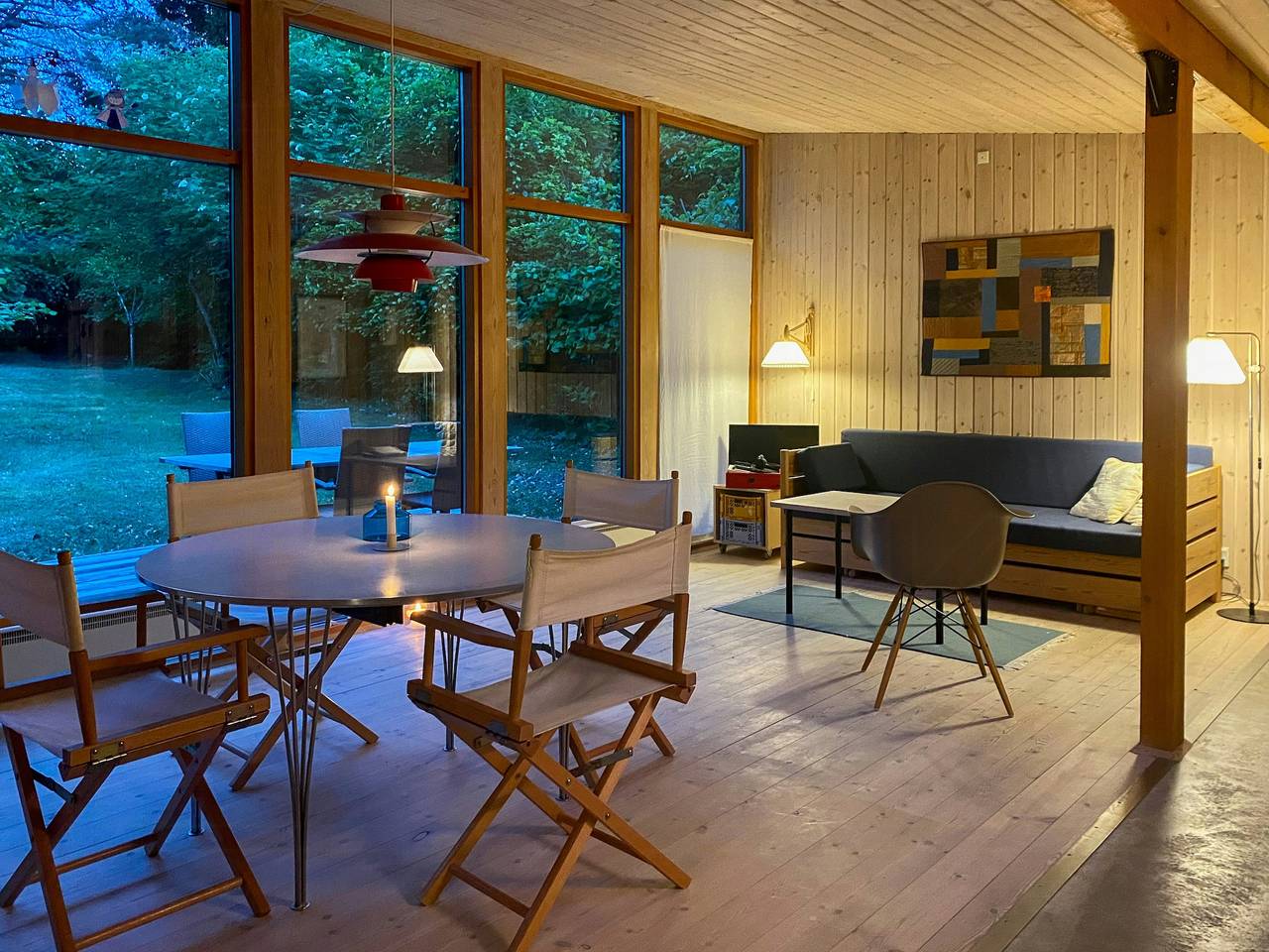Arkitekttegnet træhus i Tisvilde Lunde in Tisvilde, Kattegat