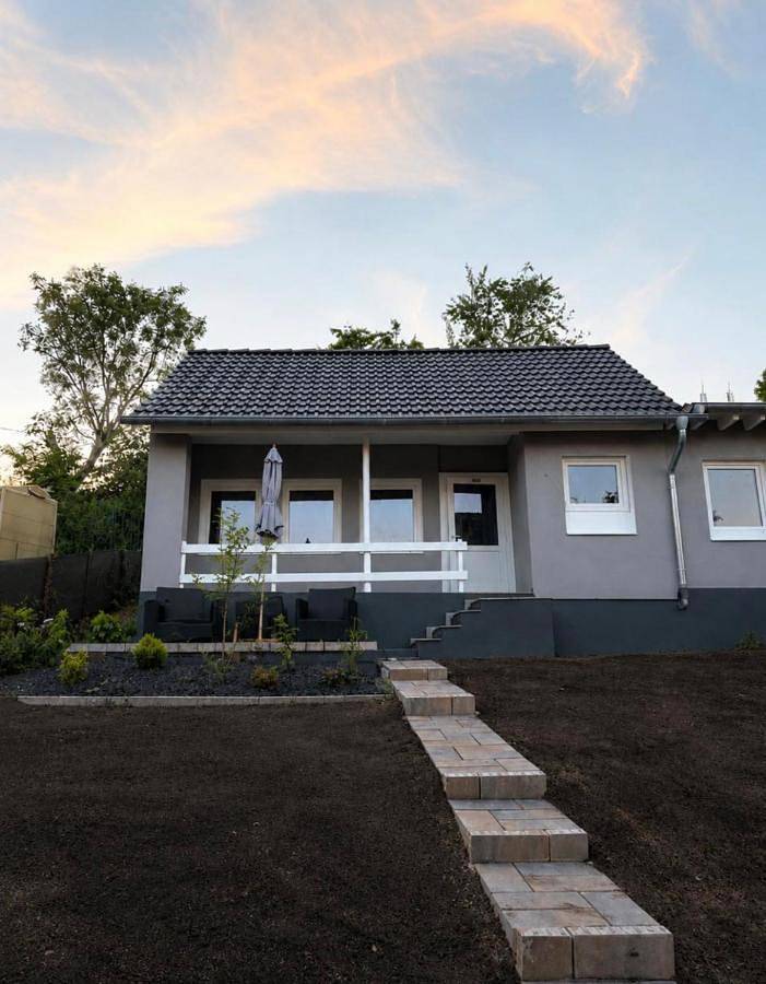 Ferienhaus für 2 Personen, mit Balkon und Whirlpool sowie Terrasse und Garten