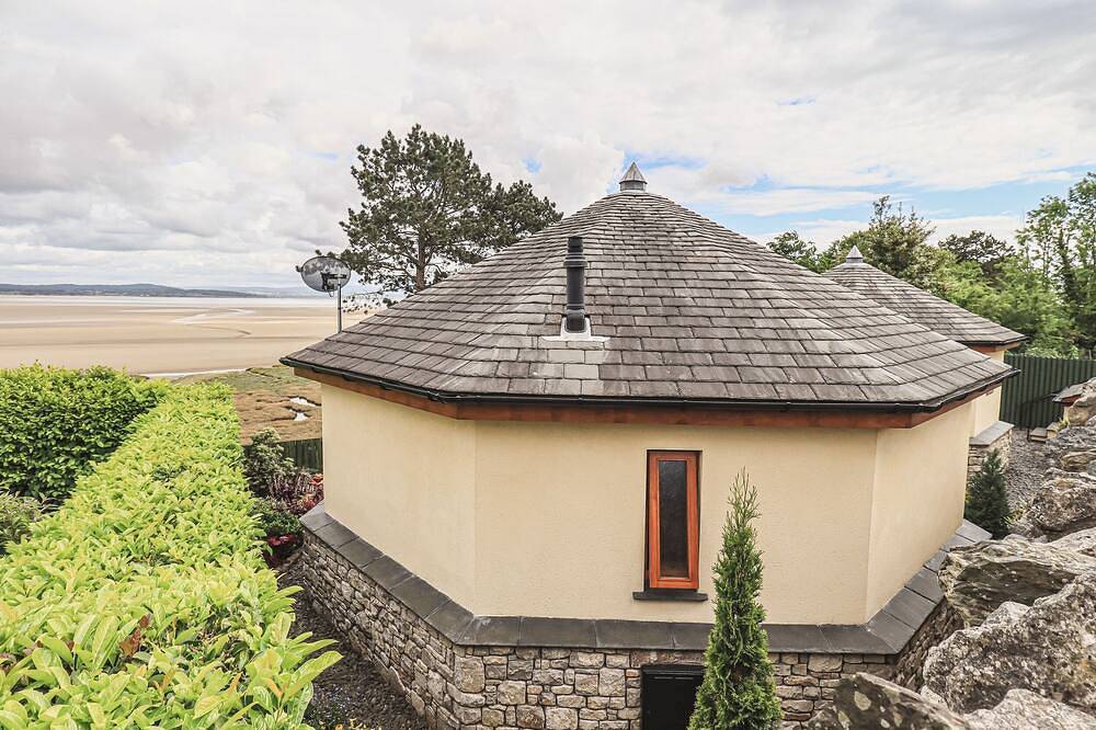Oversands Cottage, romantic, with a garden in Grange-Over-Sands in Grange-over-Sands, Lake District
