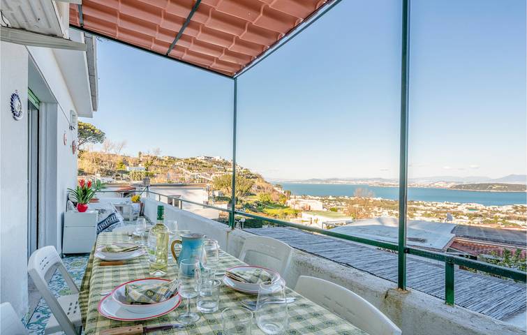Ganze Ferienwohnung, Appartement mit Meerblick, Annehmlichkeiten und Terrasse in Ischia Stadt, Ischia
